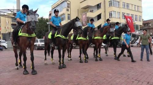 Tavşanlı'da atlı polislerin devriyesi büyük ilgi gördü