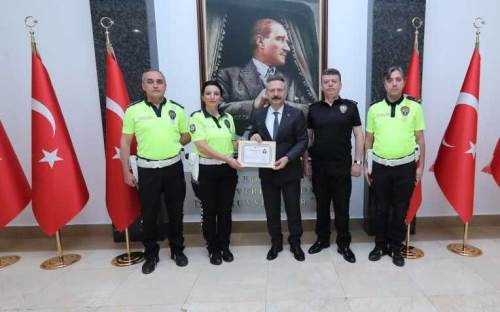 Vali Aksoy'dan yolculara emniyet kemeri uyarısı yapan polise özel teşekkür