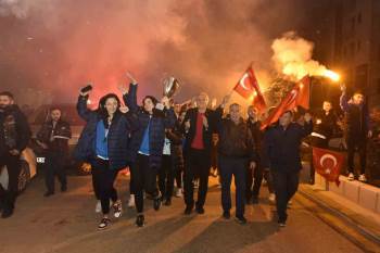 “Bizim Kızlar”  Coşkulu Sevinç Gösterileriyle Karşılandı
