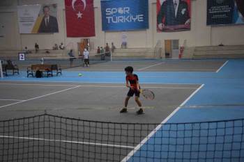 12 Yaş Yaz Kupası Tenis Turnuvası Devam Ediyor
