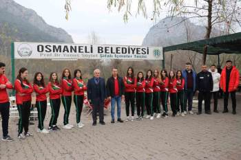 1308 Osmaneli Belediyespor Kız Voleybol Takımına Tam Destek
