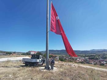 30 Metre Yükseklikte Dalgalanan Türk Bayrağı Yenilendi
