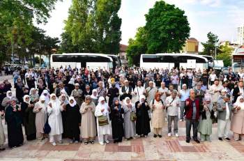 60 Kişilik Hacı Adayı Sevinç Gözyaşları İle Uğurlandı
