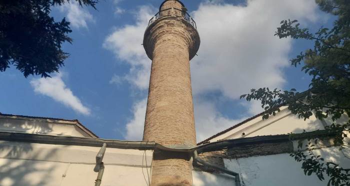 706 yaşındaki Ak Cami'nin Minaresi risk altında