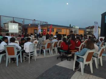 Açık Hava Sinema Etkinliğinde Gençler Buluşuyor
