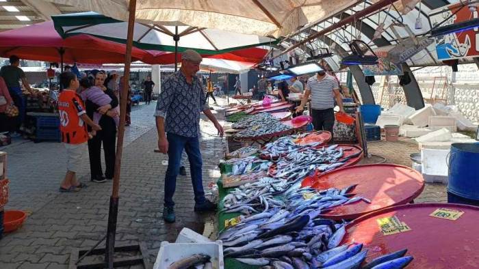 Afyon'da tezgahlar balıklarla doldu taştı