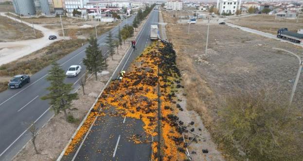 Afyon'da yola saçılan 10 ton mandalina trafiği kapattı