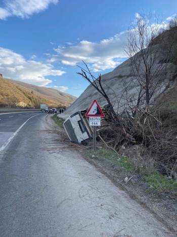 Ağaca Çarparak Durabildi, 4 Kişi Yaralandı
