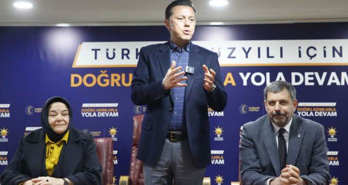 AK Parti'li kadınlar Eskişehir'in adayını alkışlarla karşıladı