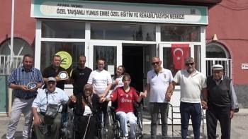 Almanya’Dan Kütahya’Ya Tekerlekli Sandalye Ve Yürüteç Getirdiler
