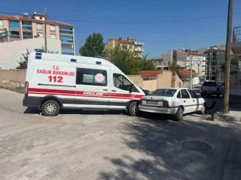 Ambulansın Karıştığı Kazada 2 Sağlık Görevlisi Yaralandı
