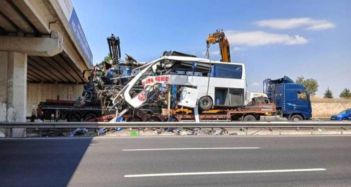 Ankara'da feci kazada hurdaya dönen otobüs yoldan kaldırıldı