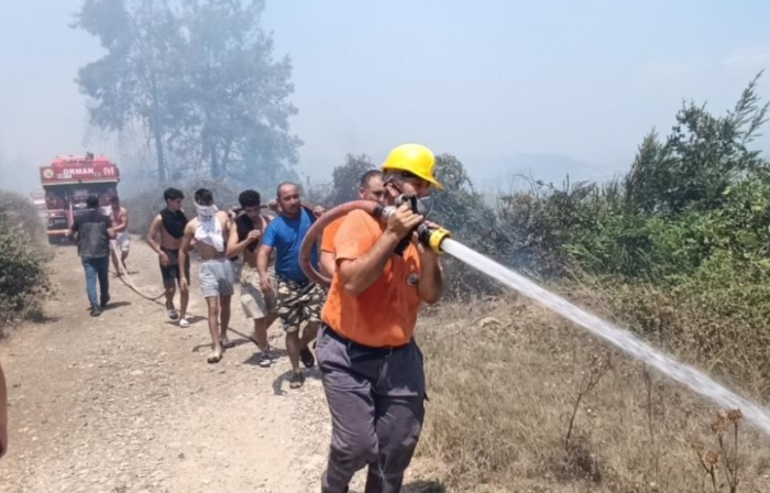 Antalya'da mezarlık yangını ormana sıçradı, mahalleliyi alarma geçirdi