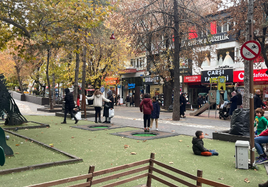 Ara tatilde çocuklar soluğu parkta aldı