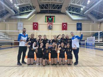 Bes Midi Kız Voleybol Takımı, Voleybol Midi Kızlar Bilecik Şampiyonası’Nda Namağlup Şampiyon Oldu
