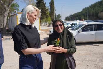 Bilecik Belediye Başkanı Şubaşı, Vatandaşlara Çiçek Hediye Etti
