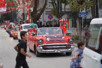 Bilecik'te klasik arabaların konvoyu ilgi çekti