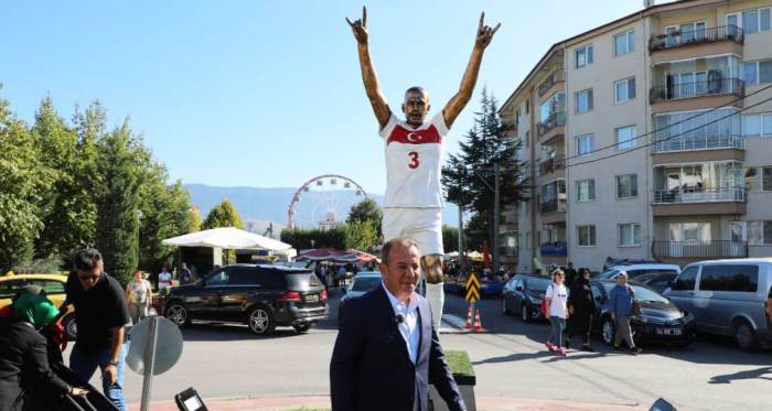 Bolu Belediye Başkanı Tanju Özcan, Merih Demiral’ın heykelini diktirdi