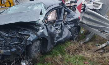Bozüyük’Te Bariyerlere Çarpan Otomobil Sürücüsü Yaralandı

