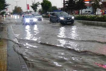 Bozüyük’Te Gök Gürültülü Sağanak Yağış Hayatı Olumsuz Etkiledi
