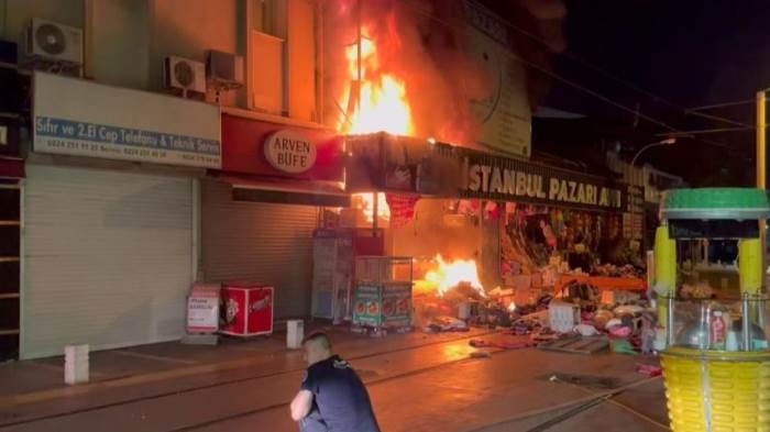 Bursa'da hediyelik eşya dükkanı alev alev yandı!