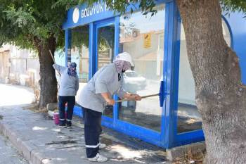 Duraklarda Temizlik Çalışmaları Devam Ediyor
