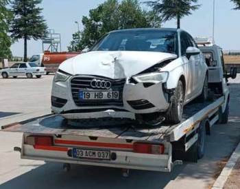 Duvara Çarpan Otomobilde Biri Çocuk 2 Kişi Yaralandı
