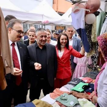 Eğitim Şenliği’Nin Geliri Depremzedelere Gönderildi
