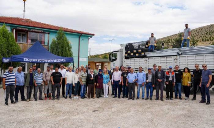 Eskişehir Büyükşehir'den hayvan yetiştiricilerine yemlik yardımı