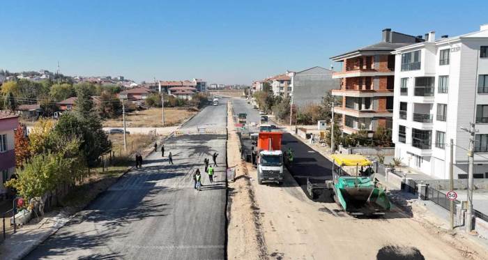 Eskişehir Büyükşehir şimdi de o mahallede yolları yeniliyor!