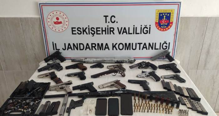 Eskişehir'de 13 ruhsatsız tabanca ele geçirildi