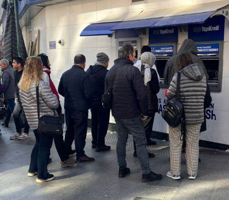 Eskişehir'de ATM kuyruğu dikkat çekti!