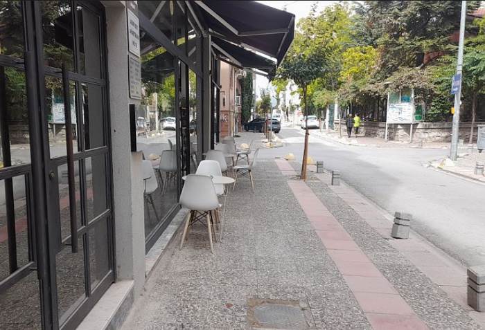 Eskişehir'de bir kafe yayalara geçecek yer bırakmadı!