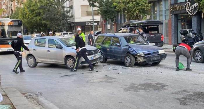 Eskişehir'de cadde üstünde trafik kazası: Hastaneye kaldırıldı