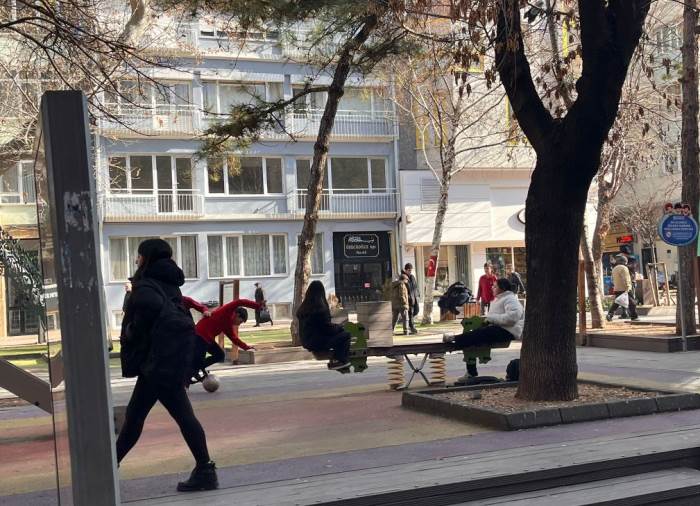 Eskişehir'de çocuklar soğuk havaya rağmen parkın tadını çıkarttı!