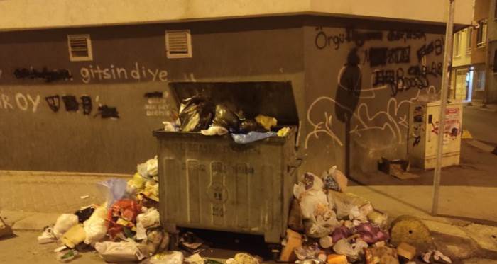 Eskişehir'de çöp konteynırının taşması görenleri kızdırdı