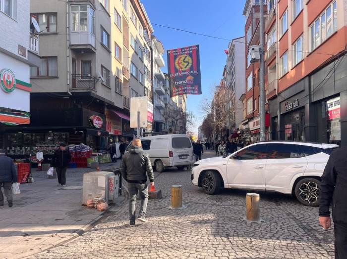 Eskişehir'de duyarsız sürücü trafiği aksattı