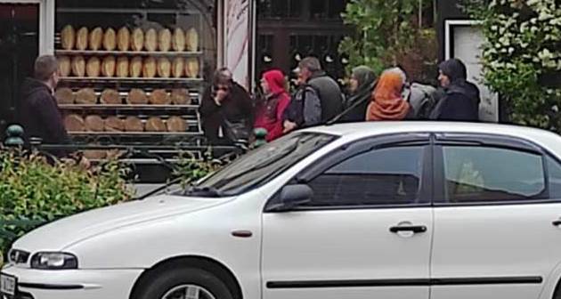 Eskişehir'de ekonomik krizin fotoğrafı: Kapısında bekliyorlar!