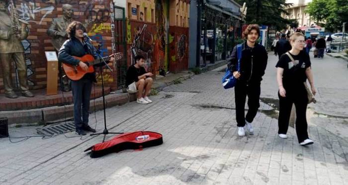 Eskişehir'de genç müzisyen vatandaşların odak noktası haline geldi