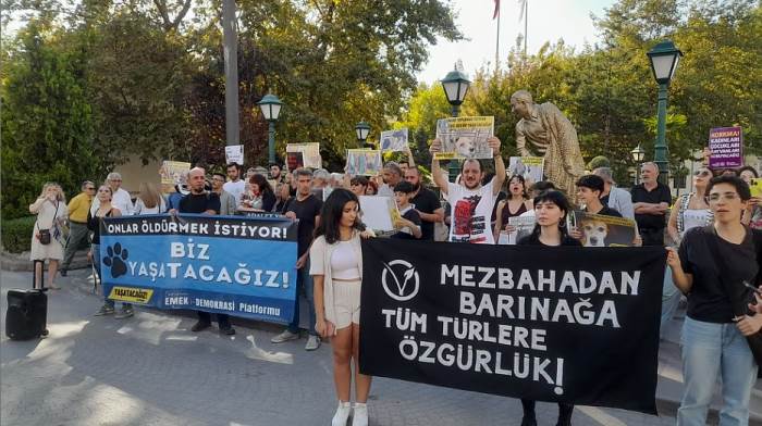 Eskişehir'de hayvan hakları savunucuları "Kanlı Yasaya" hayır diyerek yürüdü!