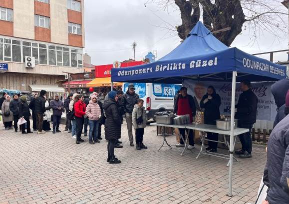 Eskişehir'de helva dağıtımına büyük ilgi