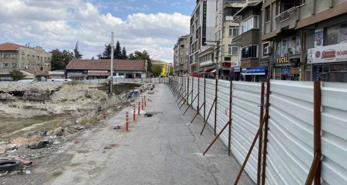 Eskişehir'de hem yol çöktü hem de esnafın işleri!