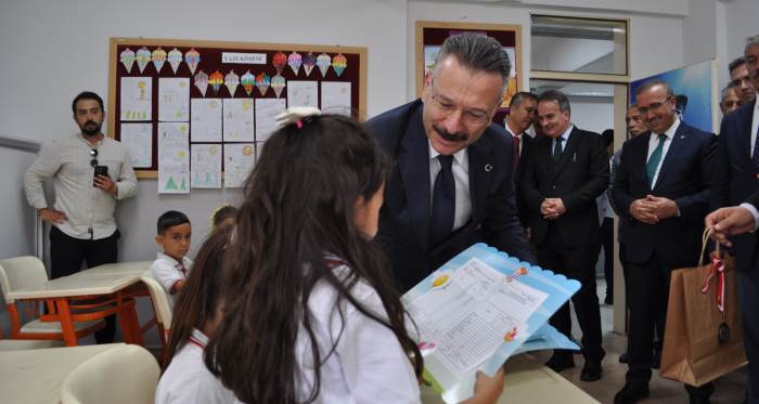 Eskişehir'de ilkokulu öğrencileri karnelerini Vali Aksoy'un elinden aldı