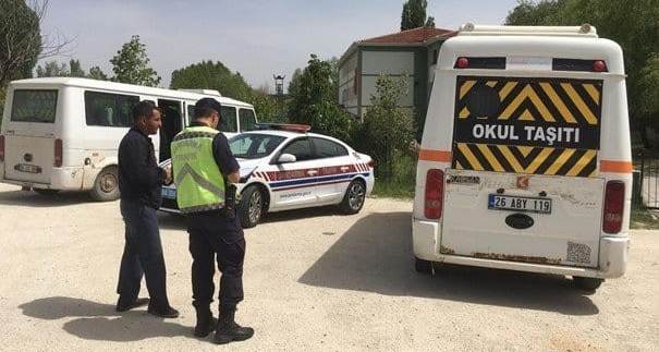 Eskişehir’de jandarma 2 okul servis şoförüne para cezası kesti