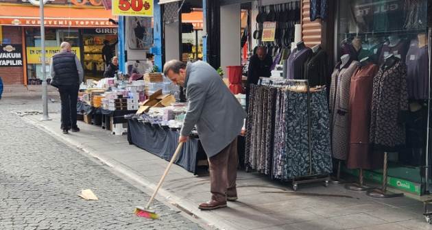 Eskişehir'de mahalle esnafı şehri temiz tutuyor