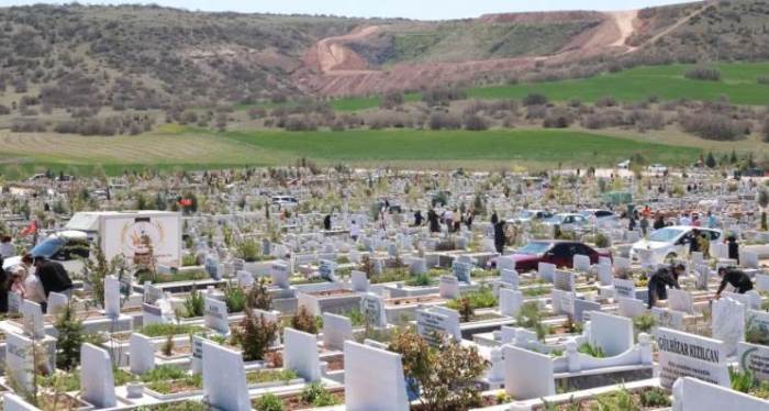 Eskişehir'de mezarlıklara bayram ziyareti