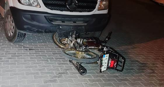 Eskişehir'de motosikletiyle arabanın altına girdi!