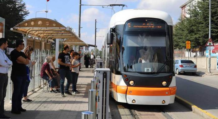 Eskişehir'de otobüs ve tramvay seferlerinde saatler değişiyor!