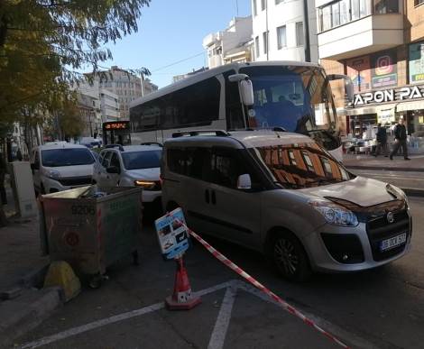 Eskişehir'de park yasağı ihlali trafiği zorladı...