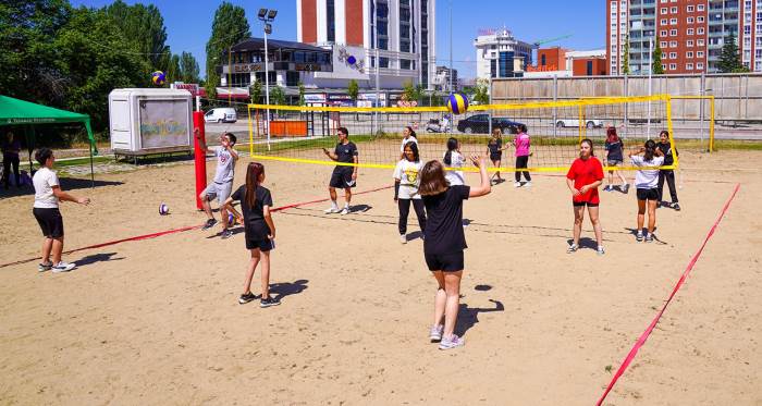 Eskişehir'de plaj voleyboluna yoğun ilgi